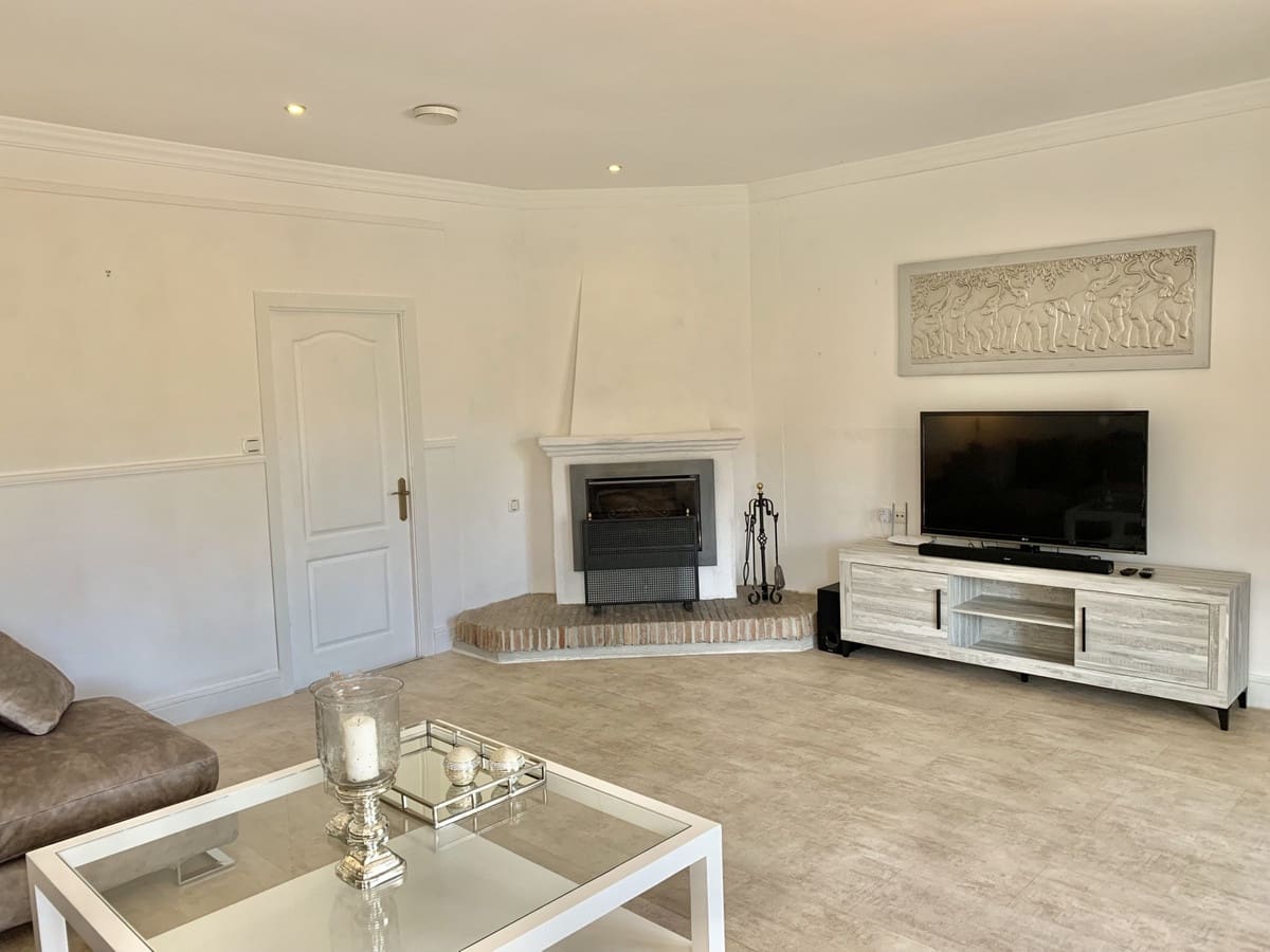   4 soveværelse   ferieVilla i Elviria   med   swimmingpool  garage  - € 2.600 (Ref: 7052946)