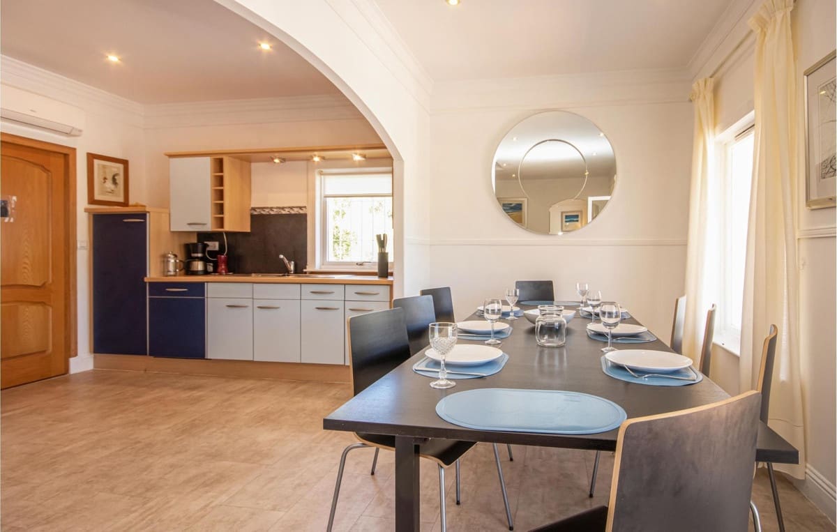   4 soveværelse   ferieVilla i Elviria   med   swimmingpool  garage  - € 2.600 (Ref: 7052946)