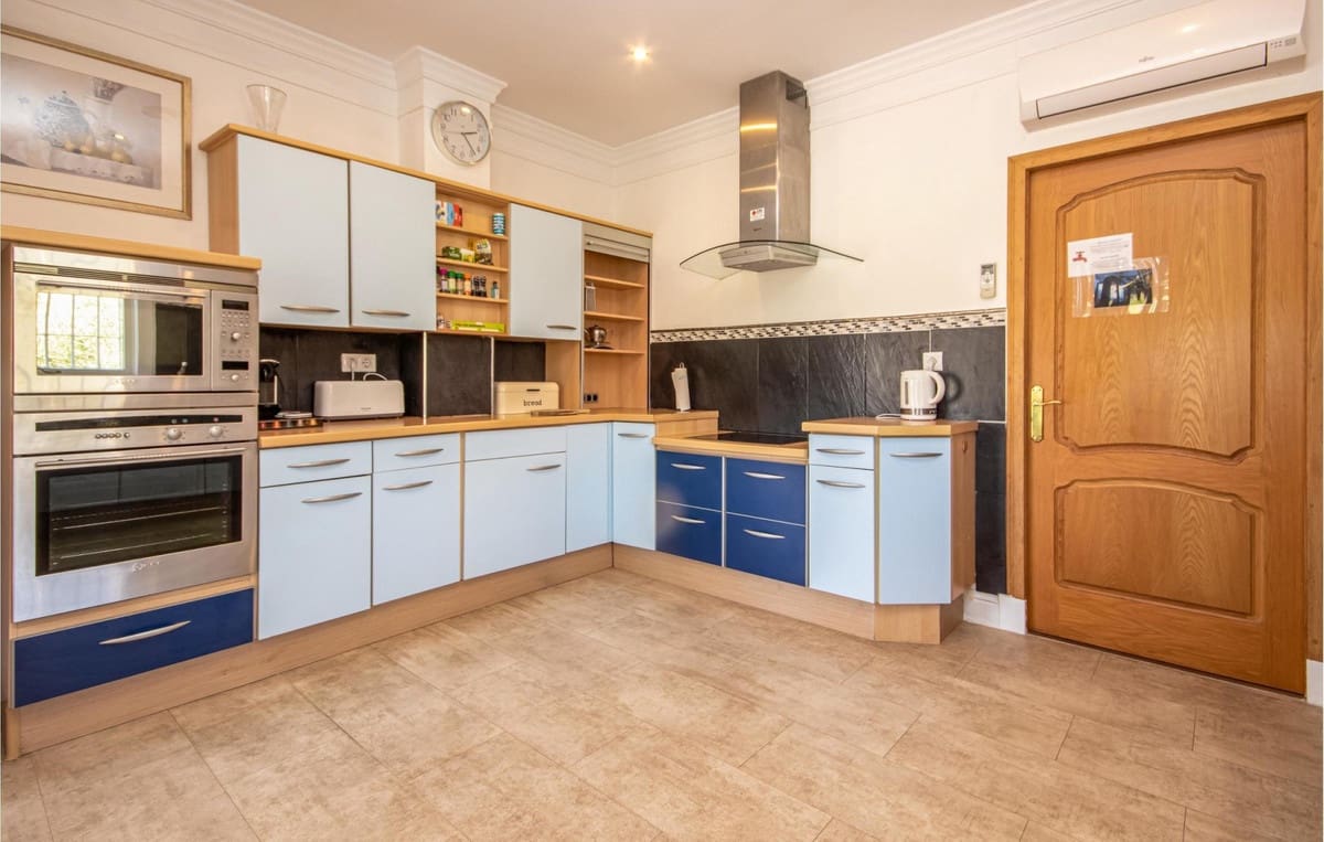   4 soveværelse   ferieVilla i Elviria   med   swimmingpool  garage  - € 2.600 (Ref: 7052946)