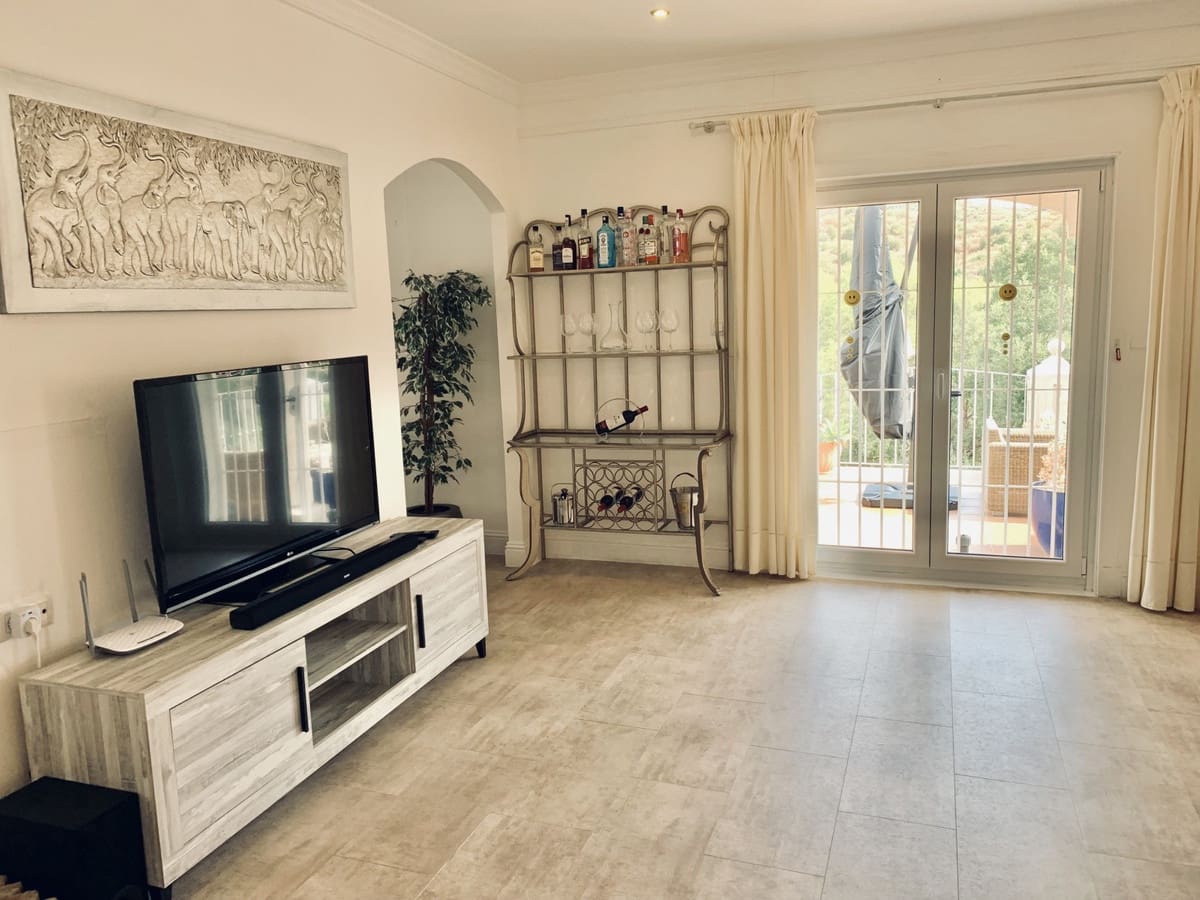   4 soveværelse   ferieVilla i Elviria   med   swimmingpool  garage  - € 2.600 (Ref: 7052946)