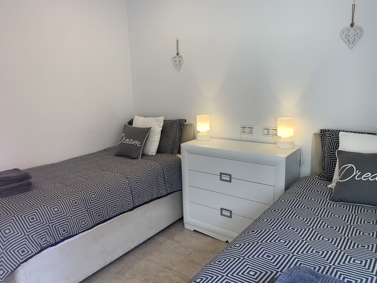   4 soveværelse   ferieVilla i Elviria   med   swimmingpool  garage  - € 2.600 (Ref: 7052946)