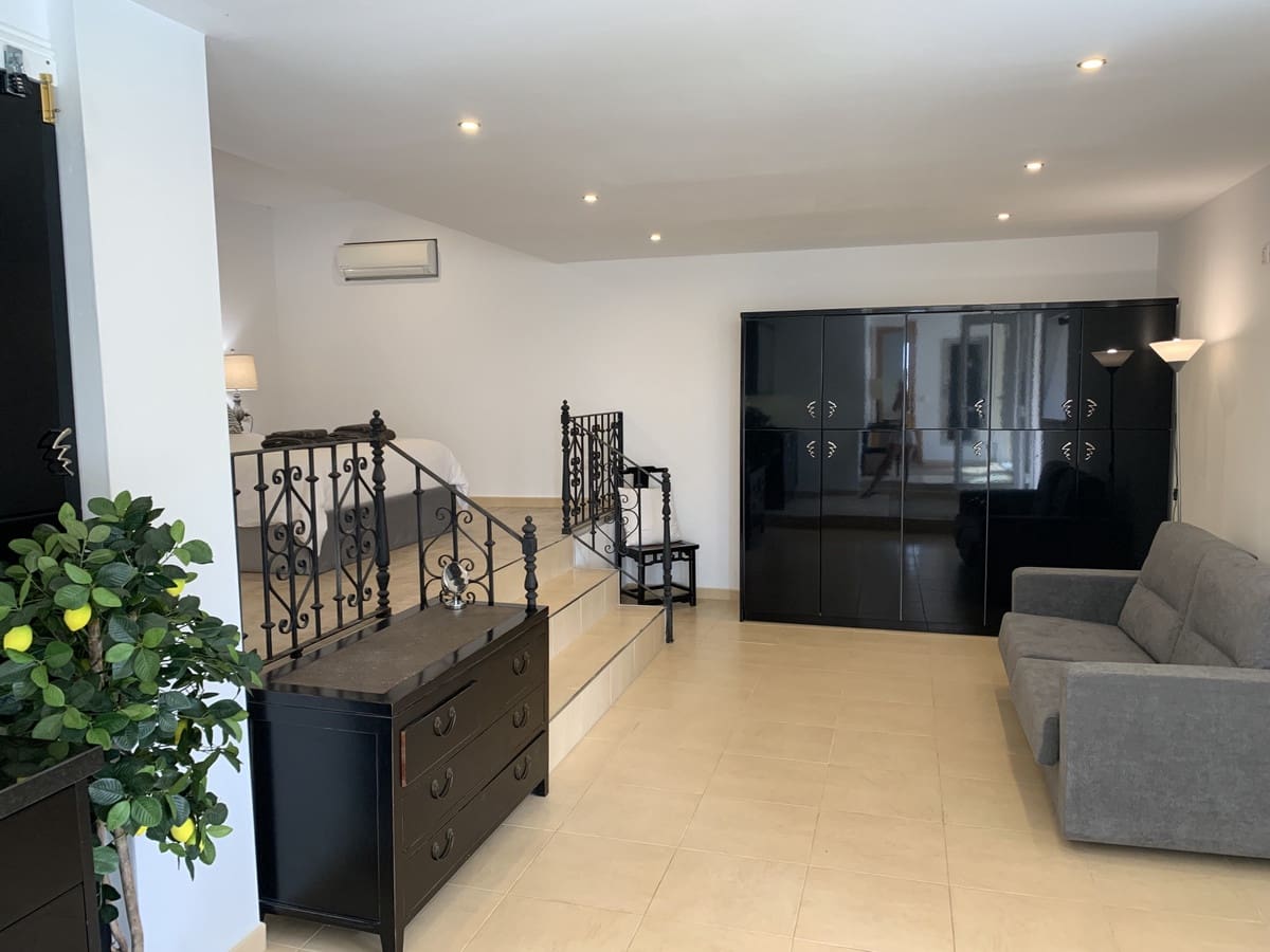   4 soveværelse   ferieVilla i Elviria   med   swimmingpool  garage  - € 2.600 (Ref: 7052946)