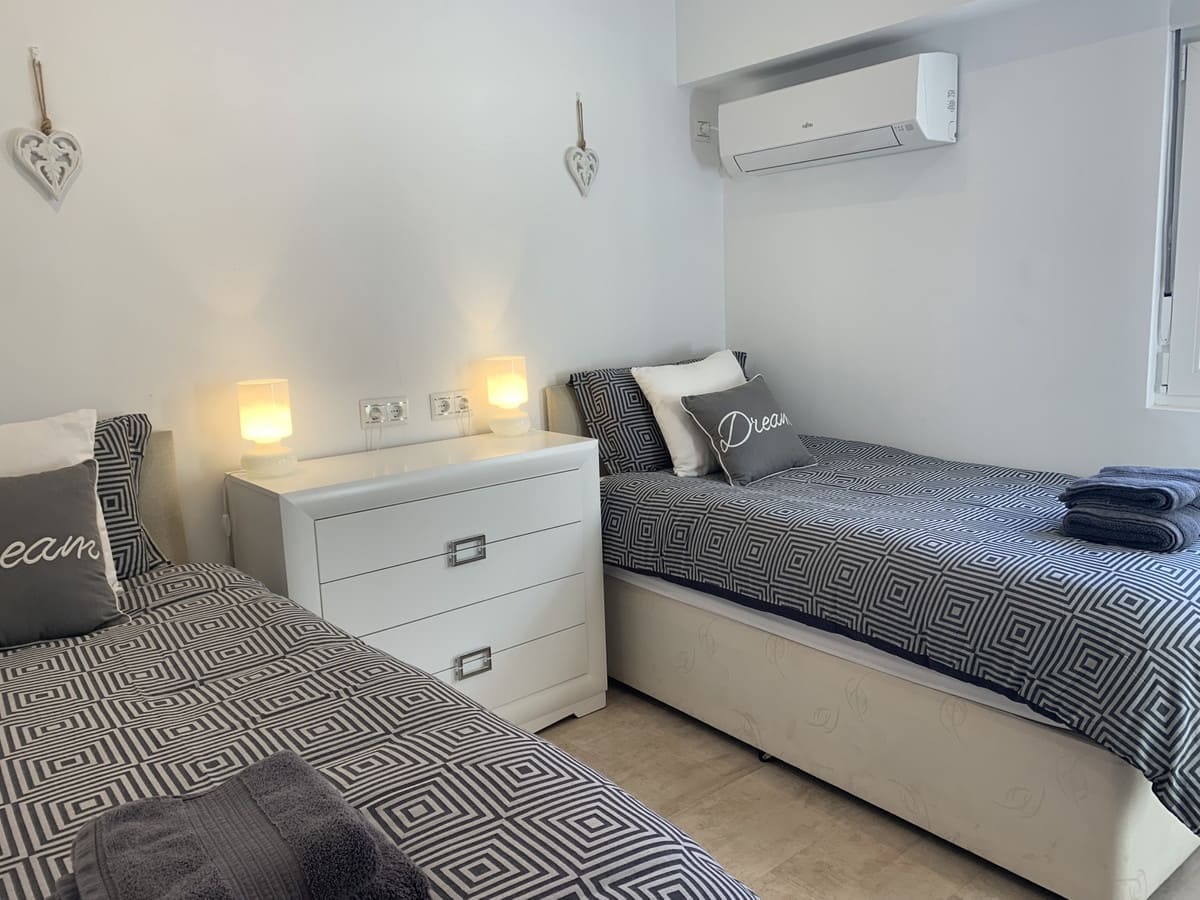   4 soveværelse   ferieVilla i Elviria   med   swimmingpool  garage  - € 2.600 (Ref: 7052946)