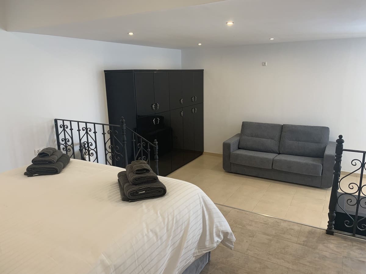   4 soveværelse   ferieVilla i Elviria   med   swimmingpool  garage  - € 2.600 (Ref: 7052946)