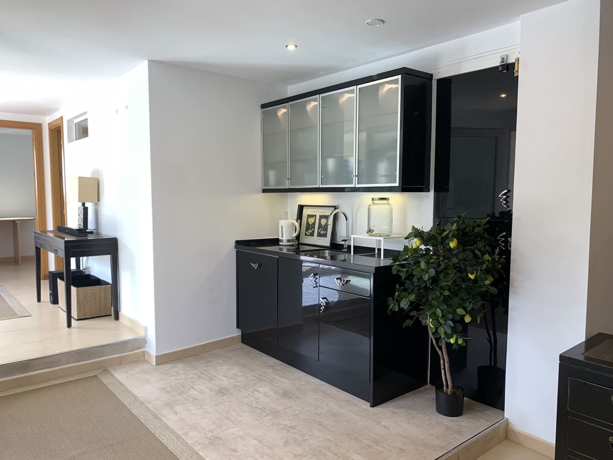   4 soveværelse   ferieVilla i Elviria   med   swimmingpool  garage  - € 2.600 (Ref: 7052946)