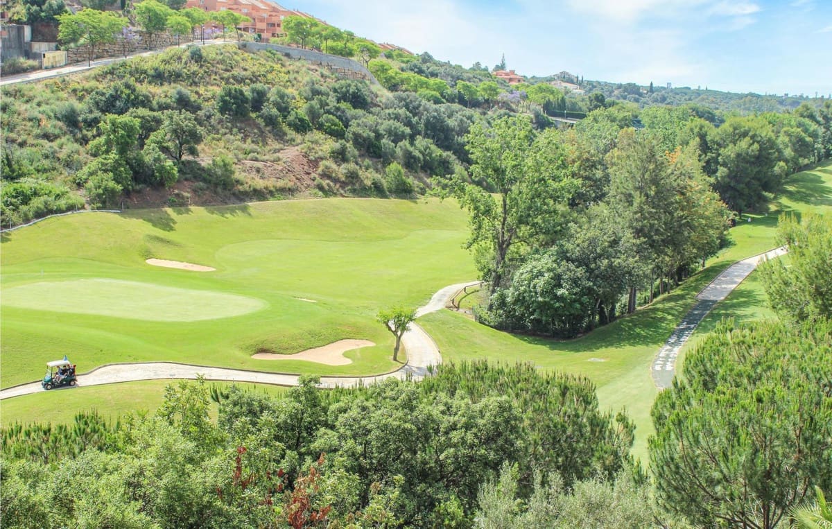   4 soveværelse   ferieVilla i Elviria   med   swimmingpool  garage  - € 2.600 (Ref: 7052946)