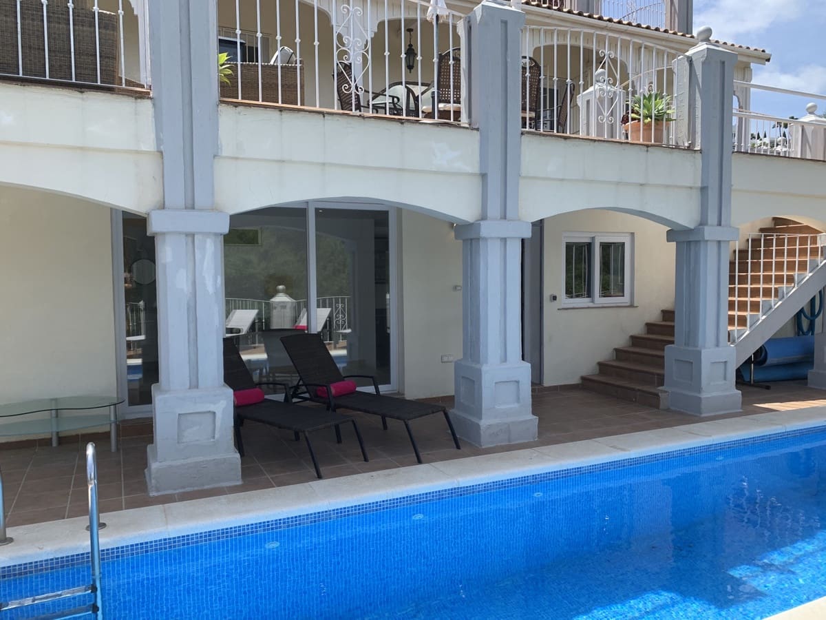   4 soveværelse   ferieVilla i Elviria   med   swimmingpool  garage  - € 2.600 (Ref: 7052946)