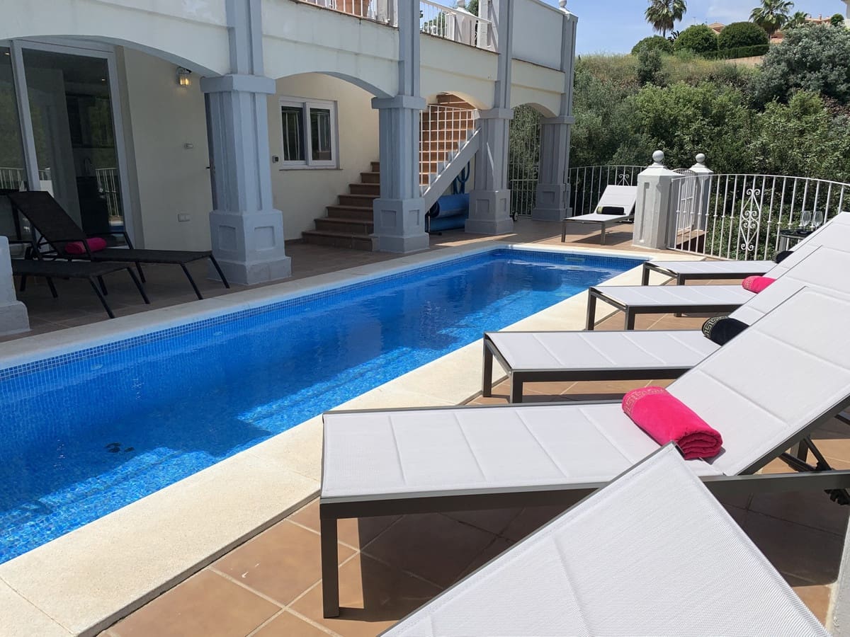   4 soveværelse   ferieVilla i Elviria   med   swimmingpool  garage  - € 2.600 (Ref: 7052946)