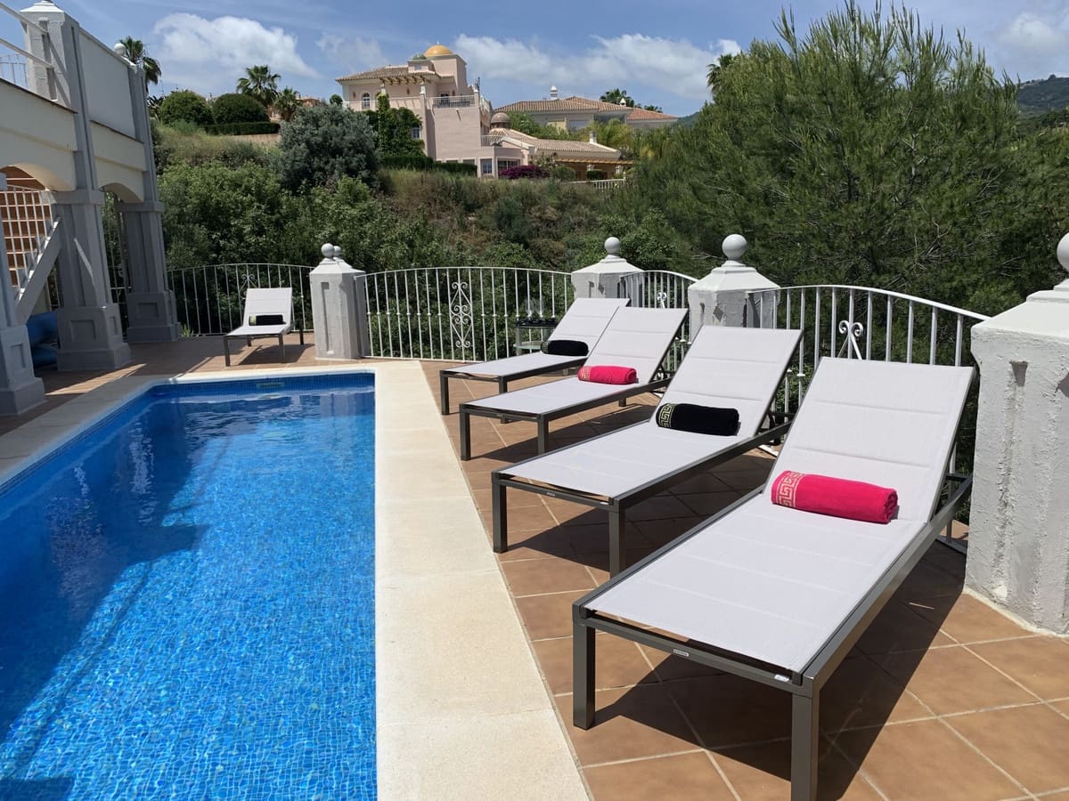   4 soveværelse   ferieVilla i Elviria   med   swimmingpool  garage  - € 2.600 (Ref: 7052946)