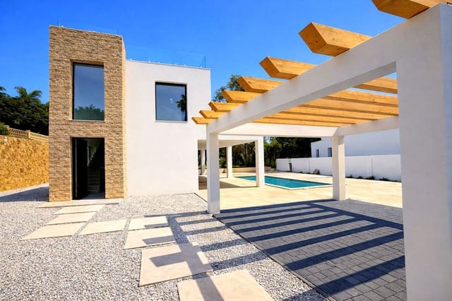 Chalet de 6 habitaciones en Nueva Atalaya, Estepona en venta con piscina garaje - 2.100.000 € (Ref: 7057211)
