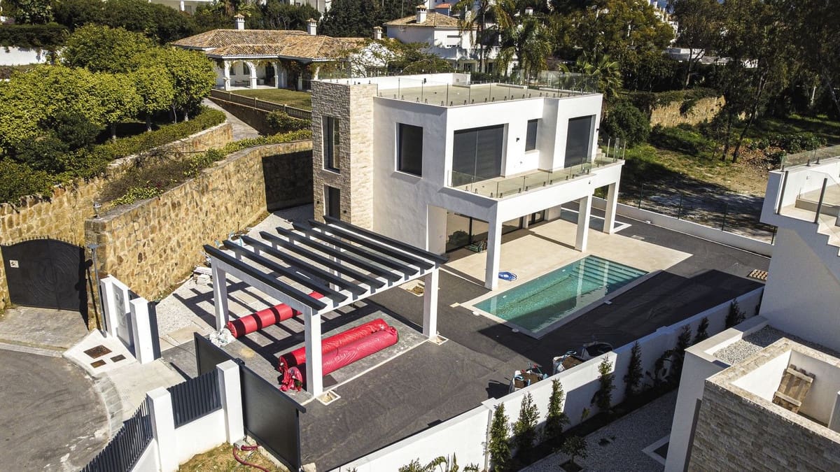 6 bedroom Villa for sale in New Golden Mile with pool garage - € 2,100,000 (Ref: 7057211)