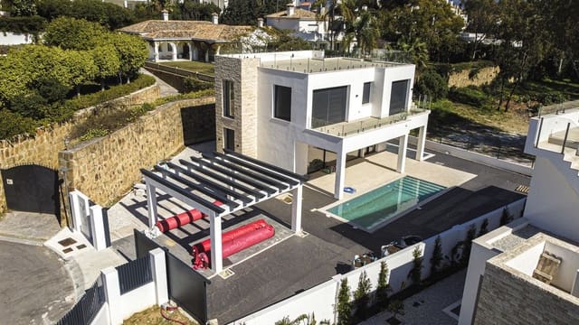 6 soverom Villa til salgs i Nueva Atalaya, Estepona med svømmebasseng garasje - € 2 100 000 (Ref: 7057211)