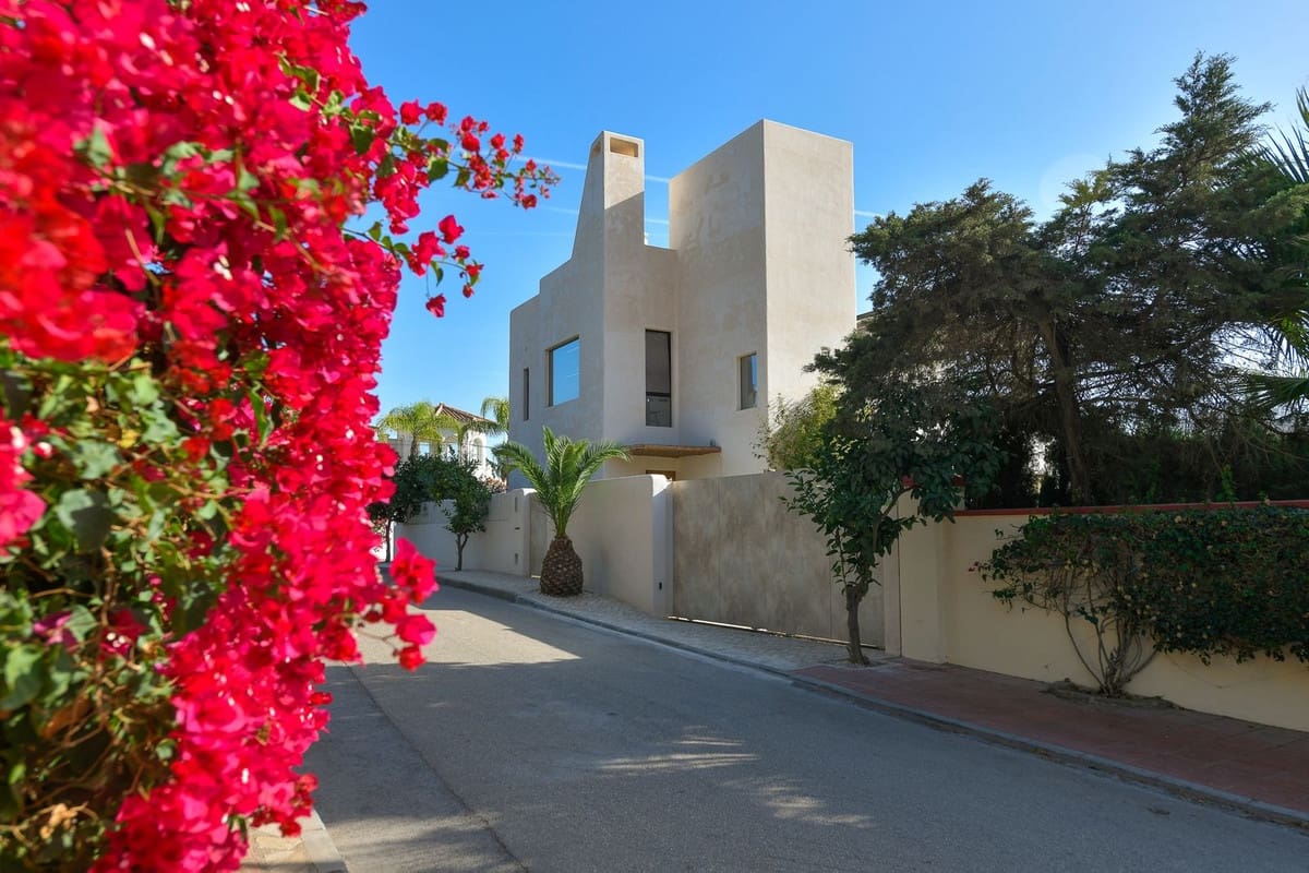 4 bedroom Villa for sale in Marbesa with garage - € 3,695,000 (Ref: 7212152)
