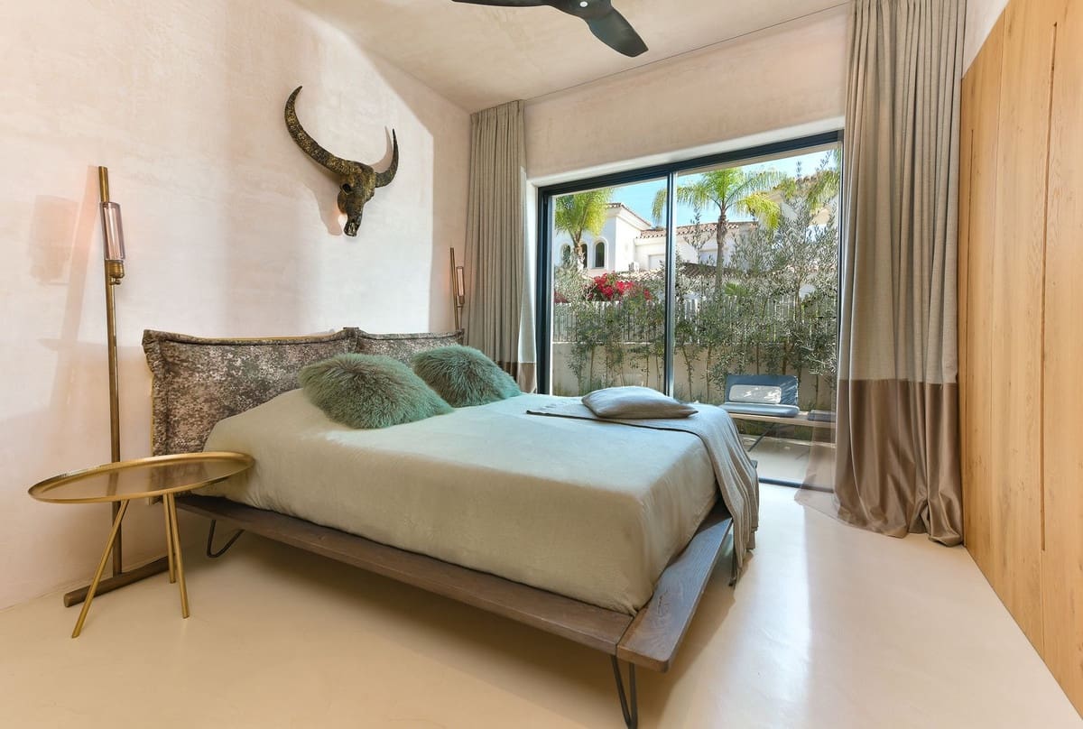 4 bedroom Villa for sale in Marbesa with garage - € 3,695,000 (Ref: 7212152)