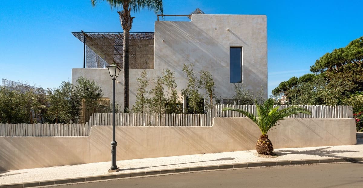 4 bedroom Villa for sale in Marbesa with garage - € 3,695,000 (Ref: 7212152)