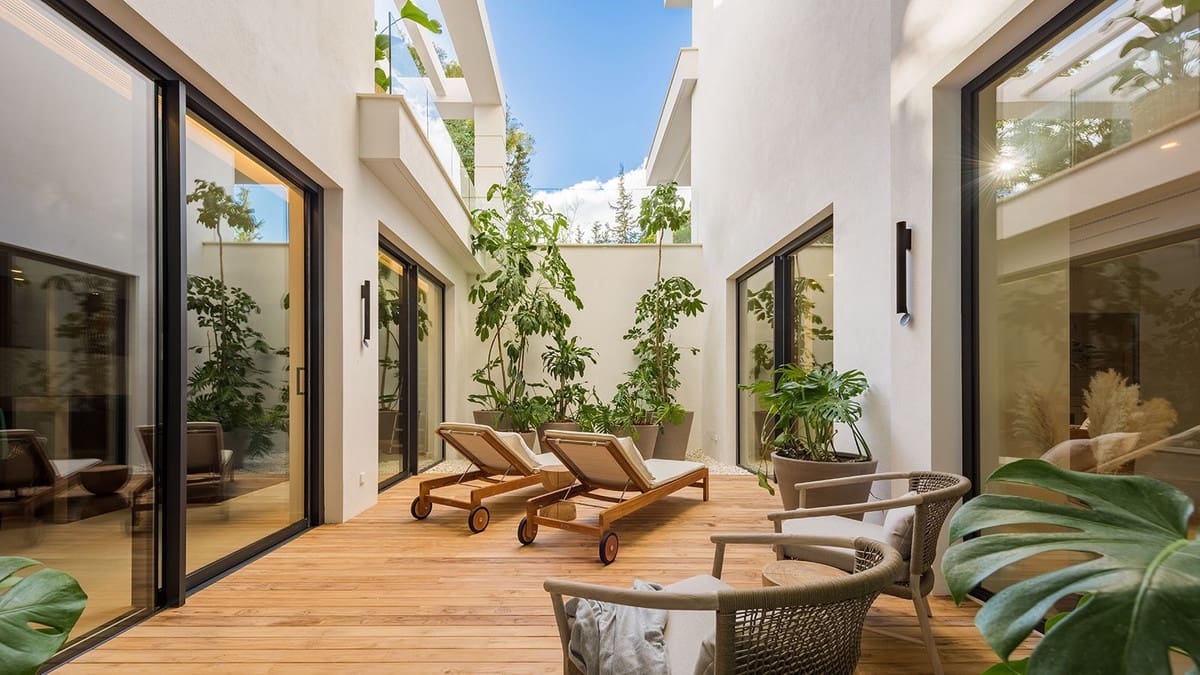 5 soverom Villa til salgs i El Paraiso med svømmebasseng garasje - € 6 350 000 (Ref: 7331551)