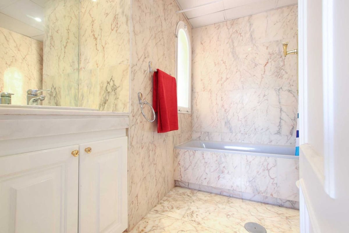 3 soveværelse Byhus til salg i Aloha Golf - € 650.000 (Ref: 7891201)