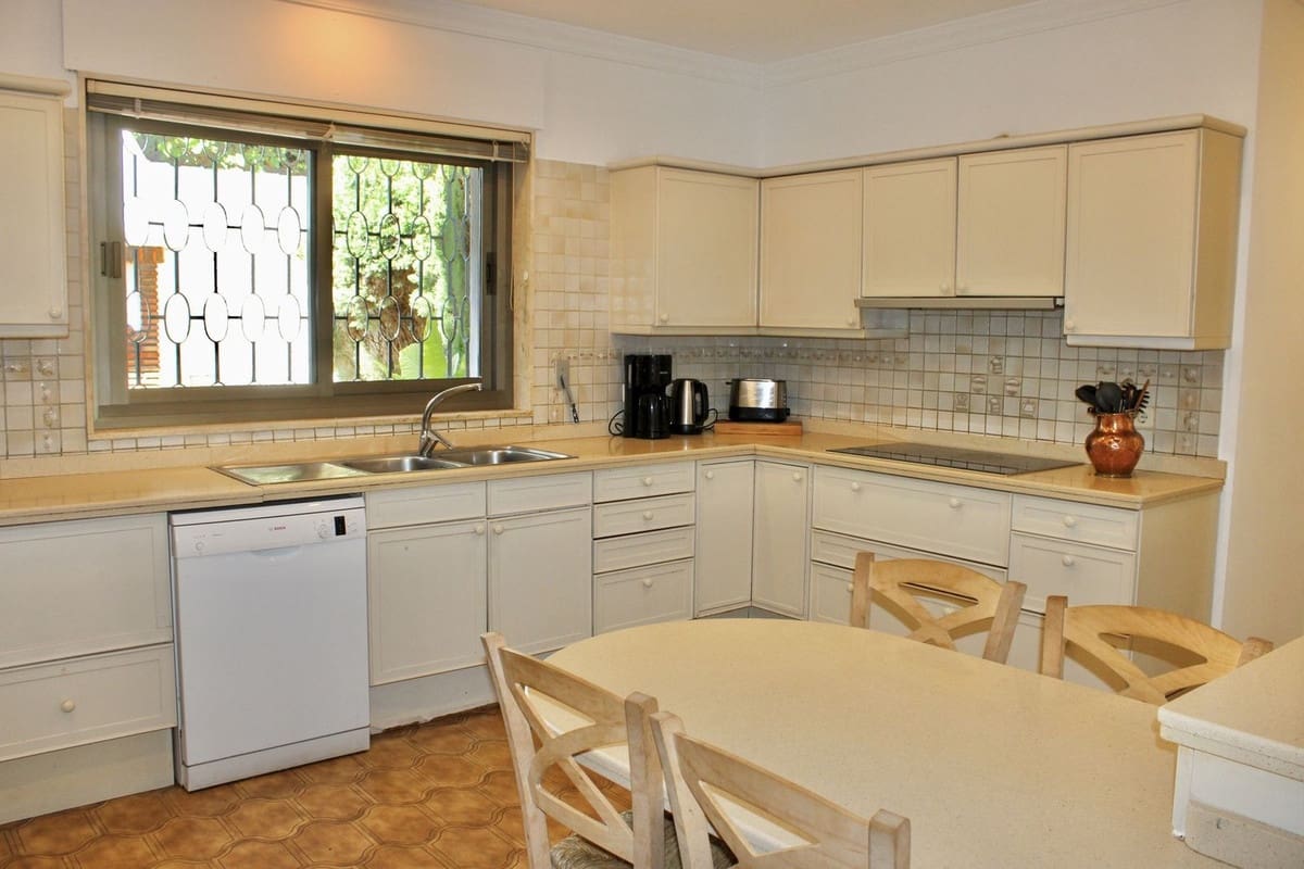 6 sypialnia Willa na sprzedaż w Los Monteros z basenem garażem - 3 895 000 € (Ref: 8942156)