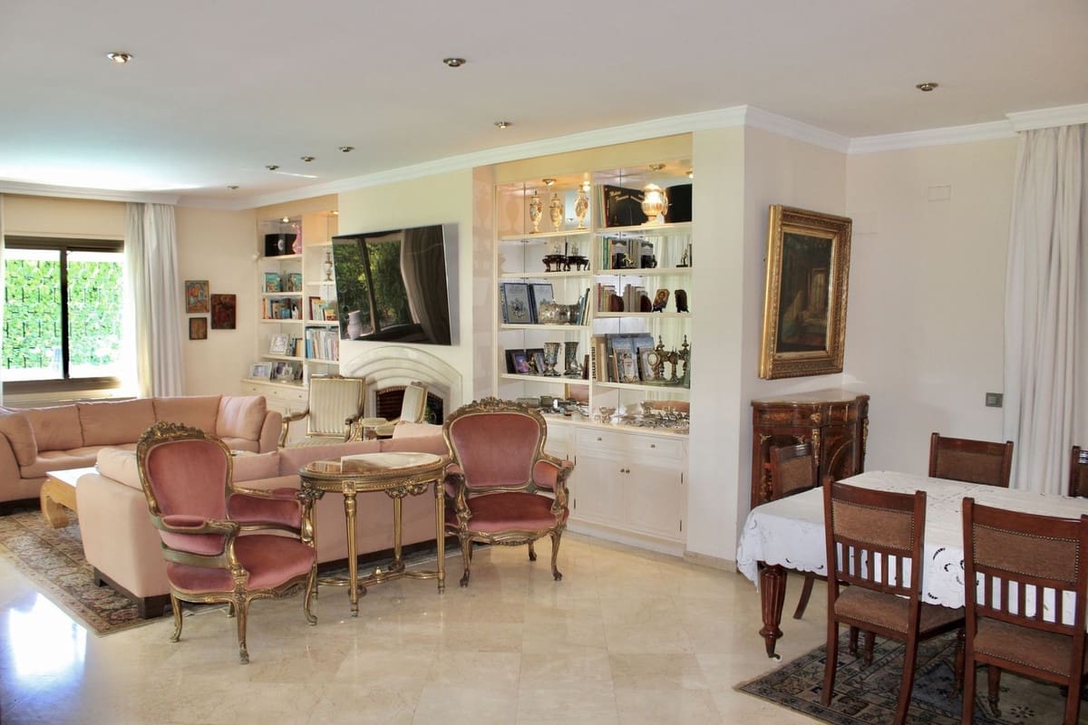 6 sypialnia Willa na sprzedaż w Los Monteros z basenem garażem - 3 895 000 € (Ref: 8942156)