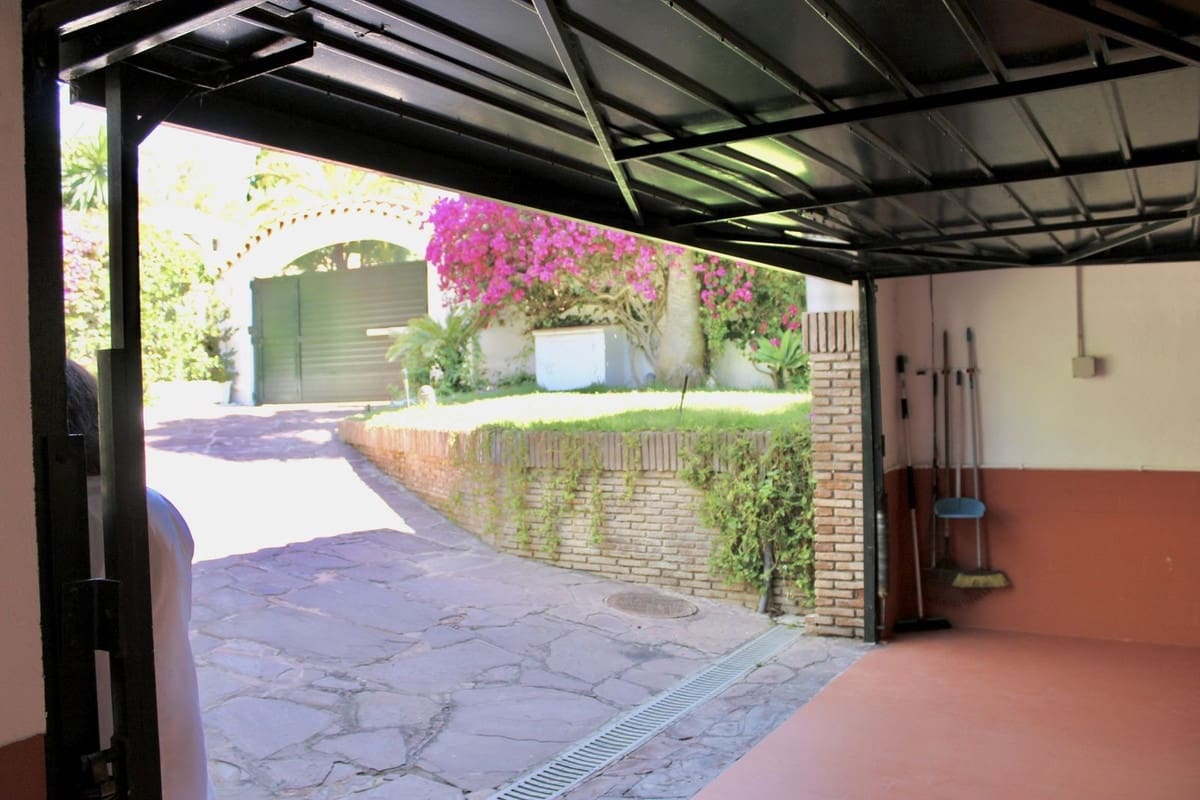 6 sypialnia Willa na sprzedaż w Los Monteros z basenem garażem - 3 895 000 € (Ref: 8942156)