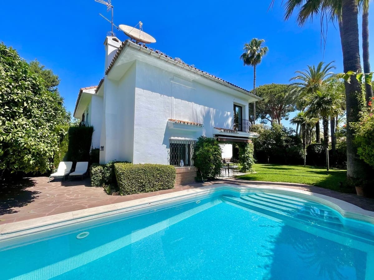 6 sypialnia Willa na sprzedaż w Los Monteros z basenem garażem - 3 895 000 € (Ref: 8942156)