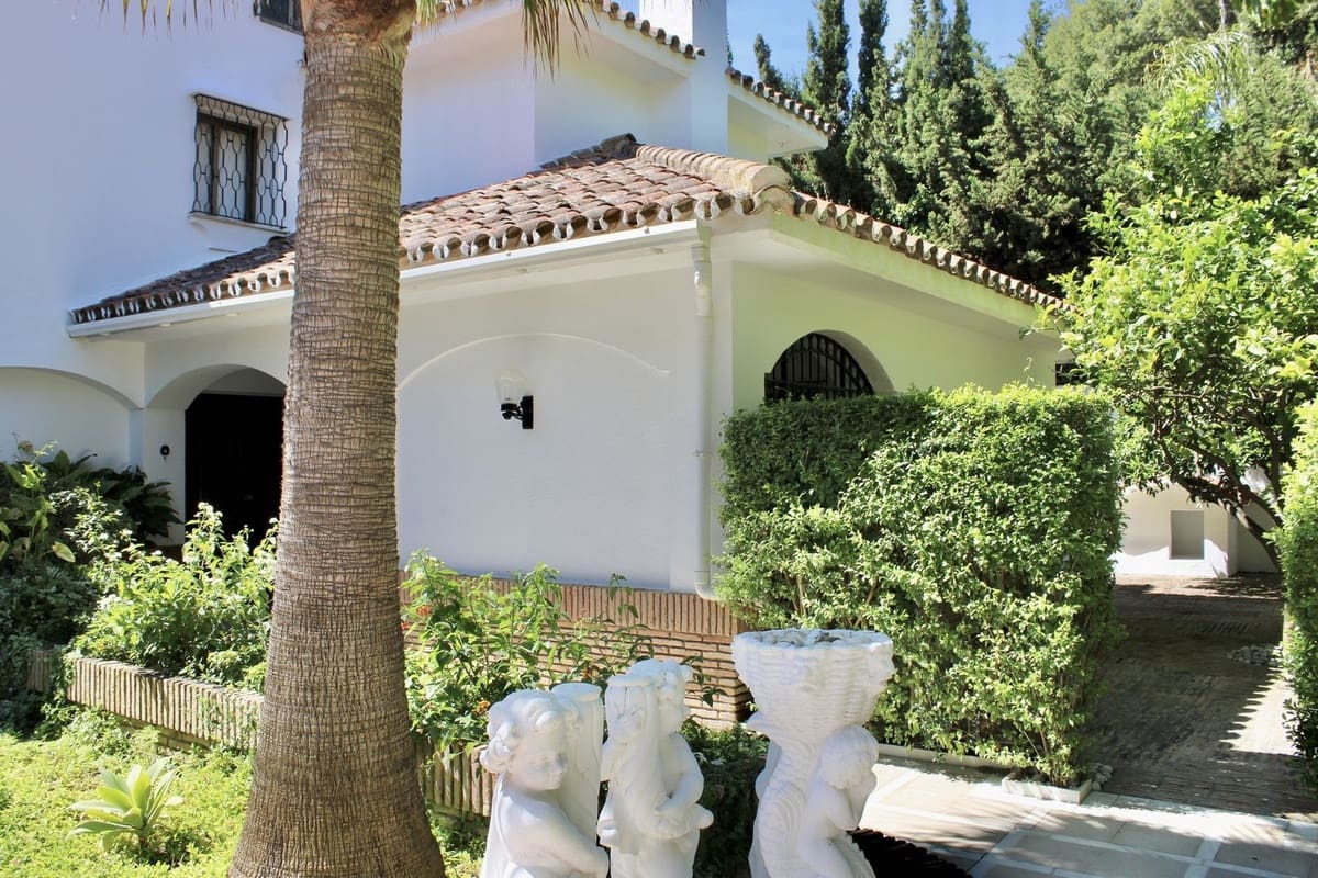 6 sypialnia Willa na sprzedaż w Los Monteros z basenem garażem - 3 895 000 € (Ref: 8942156)