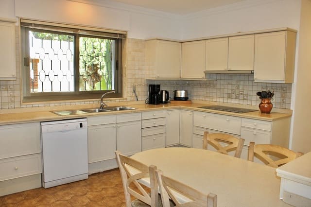 6 chambre Villa/Maison à vendre à Los Monteros, Marbella avec piscine garage - 3 895 000 € (Ref: 8942156)