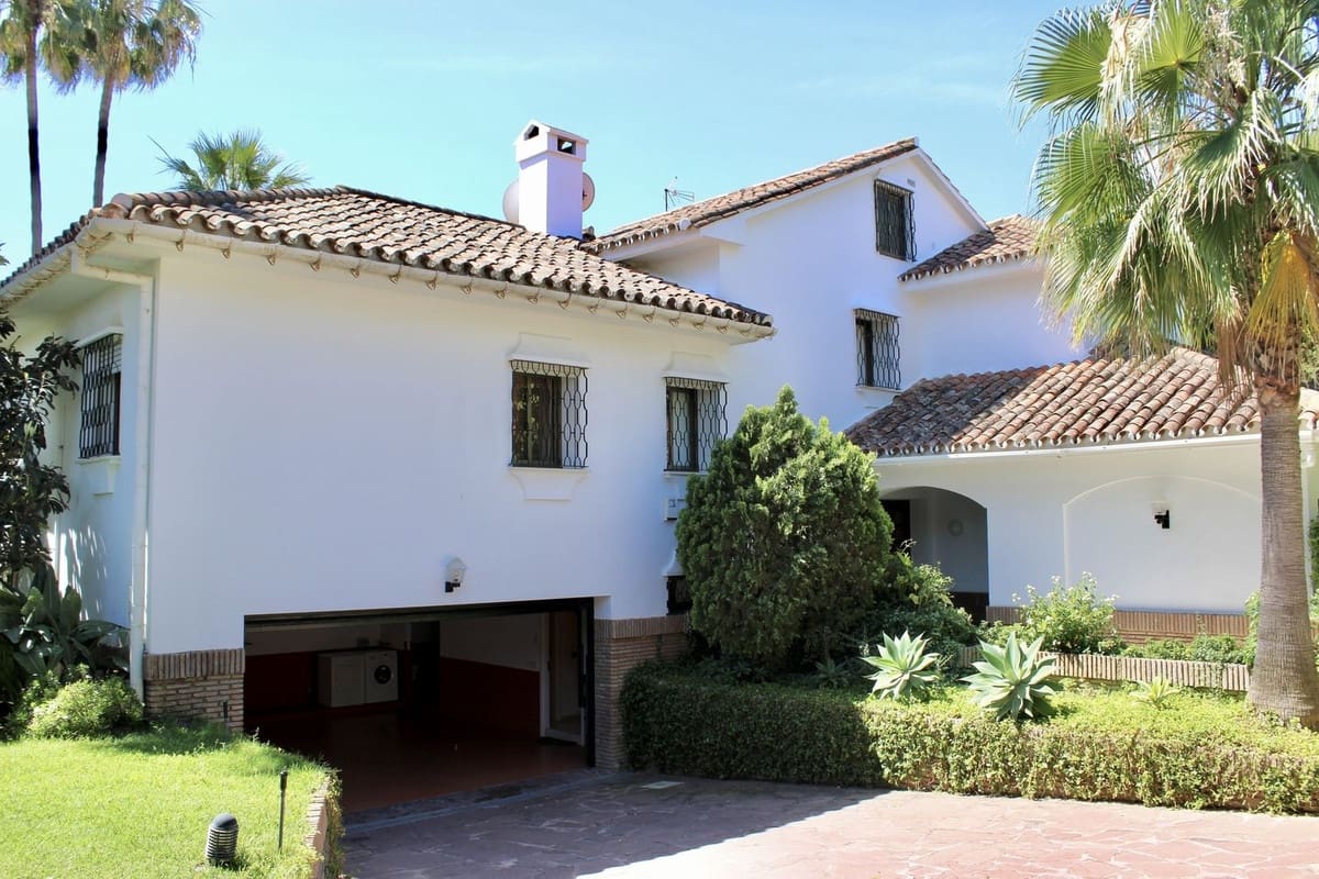 6 chambre Villa/Maison à vendre à Los Monteros avec piscine garage - 3 895 000 € (Ref: 8942156)