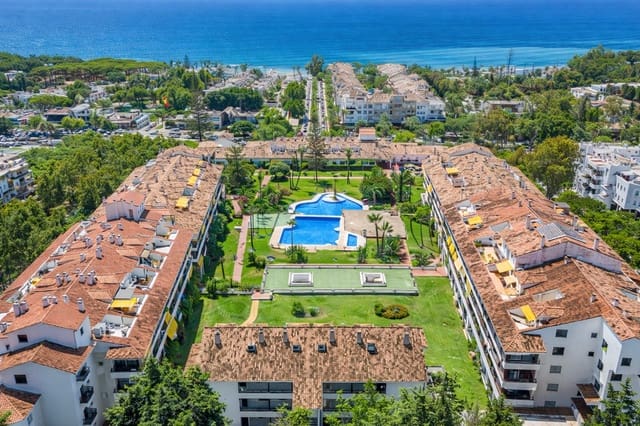 2 bedroom Penthouse for sale in Marbella with pool - € 5,150,000 (Ref: 9742148)