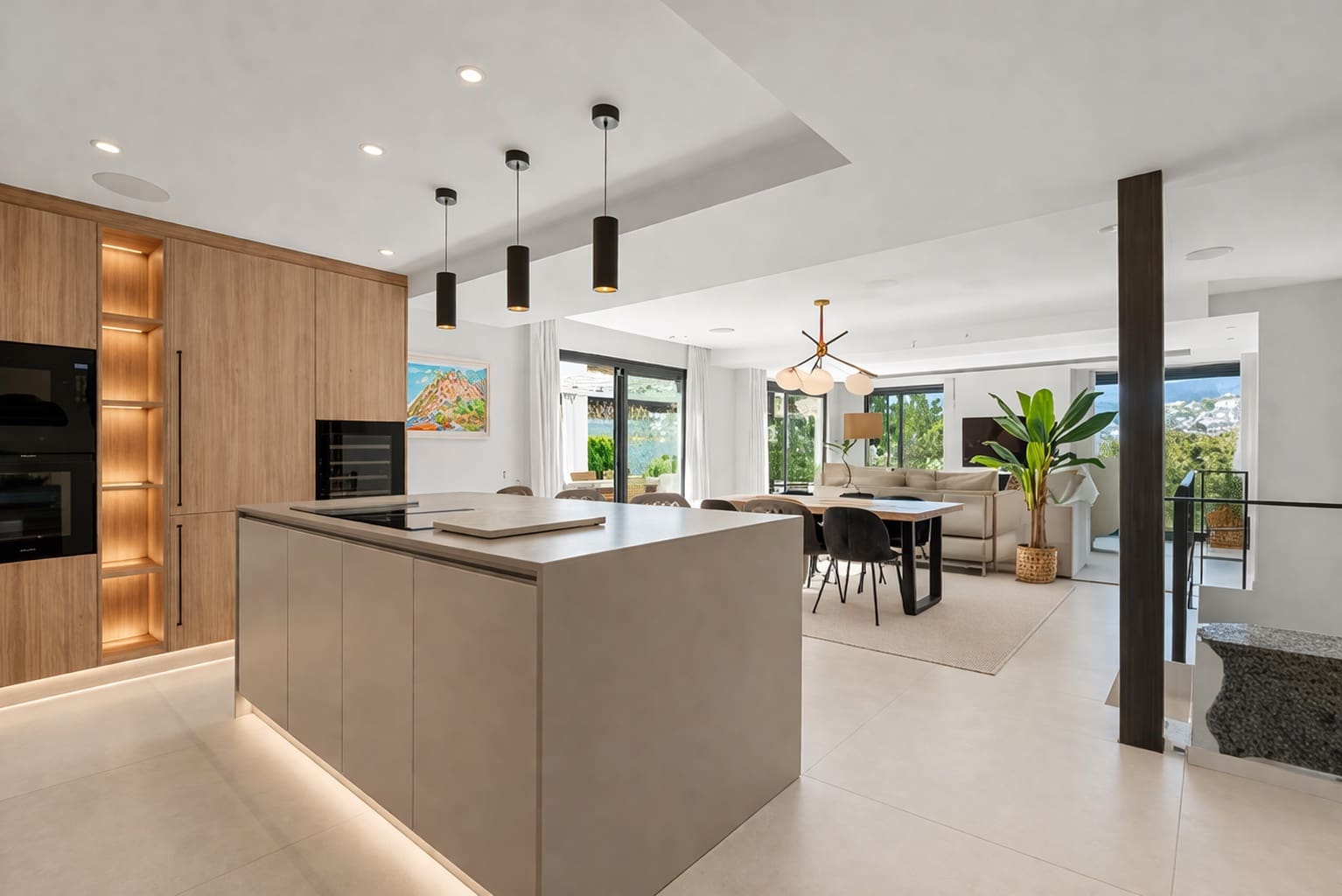 4 bedroom Villa for sale in Marbella with pool garage - € 1,895,000 (Ref: 9742164)