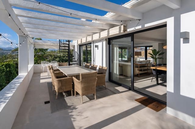 4 bedroom Villa for sale in Marbella with pool garage - € 1,895,000 (Ref: 9742164)