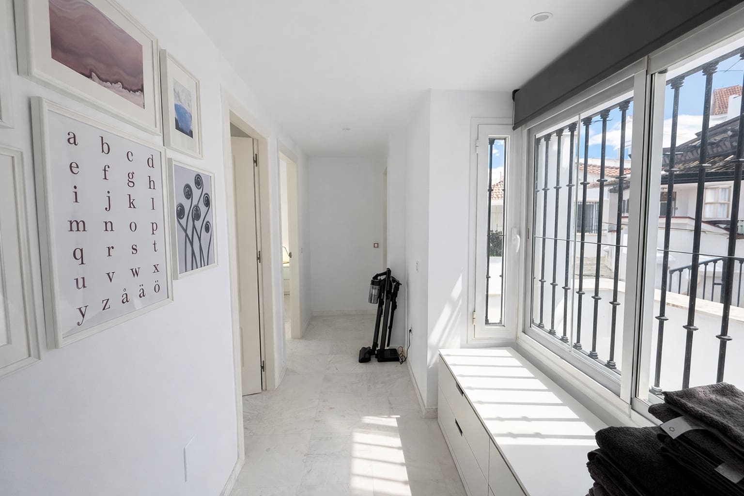 3 bedroom Villa for rent in Mijas Costa with pool garage - € 3,500 (Ref: 9742956)