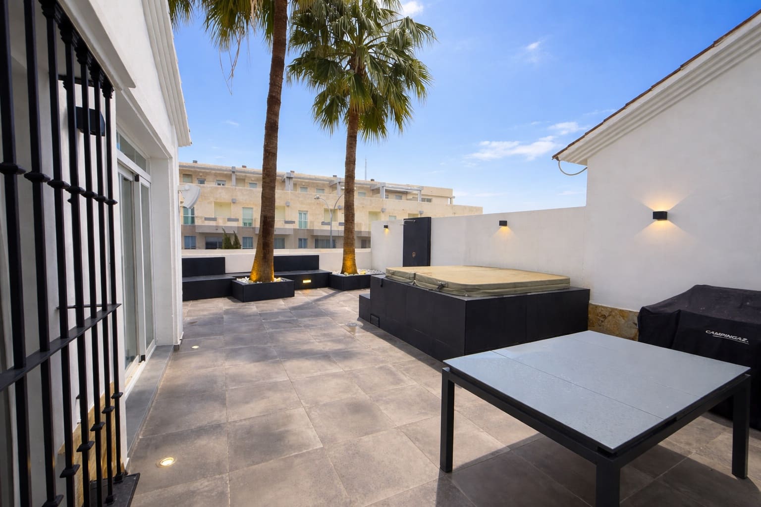 3 bedroom Villa for rent in Mijas Costa with pool garage - € 3,500 (Ref: 9742956)