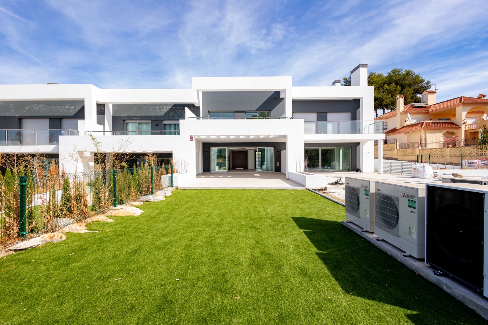 3 sovrum Radhus till salu i Marbella med pool - 1 100 000 € (Ref: 9745081)