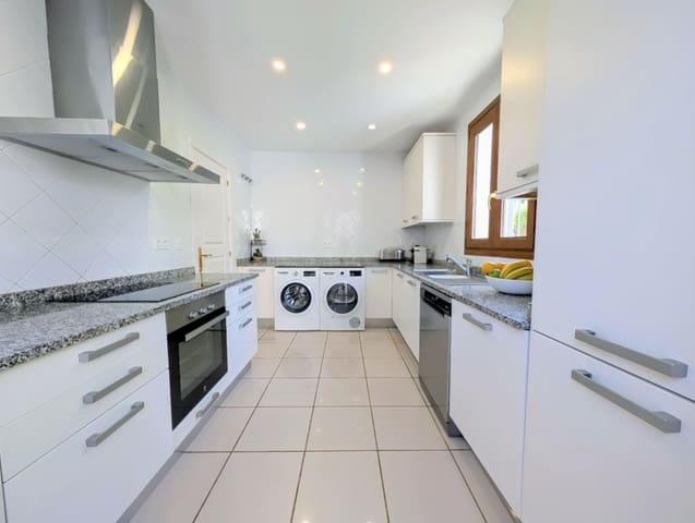 4 slaapkamer Halfvrijstaande villa te koop in El Paraiso, Estepona met zwembad garage - € 945.000 (Ref: 9747135)