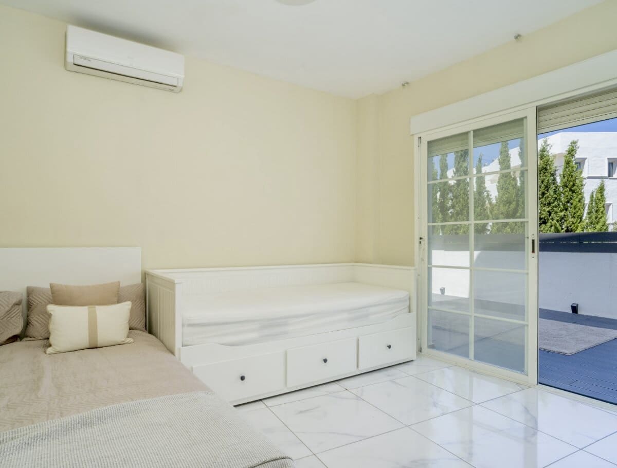 2 Zimmer Apartment zu verkaufen in Nueva Andalucia mit Pool - 449.950 € (Ref: 9816639)