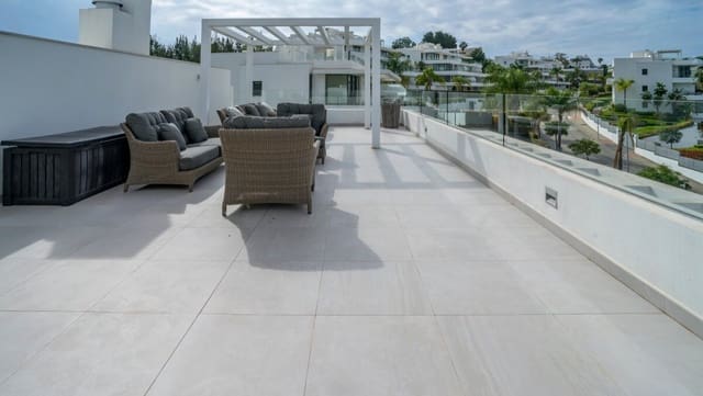 3 bedroom Penthouse for sale in El Paraiso, Estepona with pool garage - € 1,195,000 (Ref: 9826064)