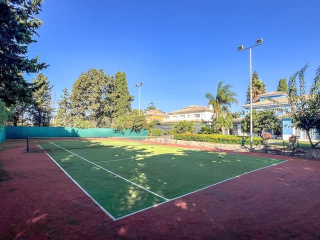 5 soveværelse Villa til salg i Guadalmina, Marbella med swimmingpool garage - € 2.195.000 (Ref: 9826807)