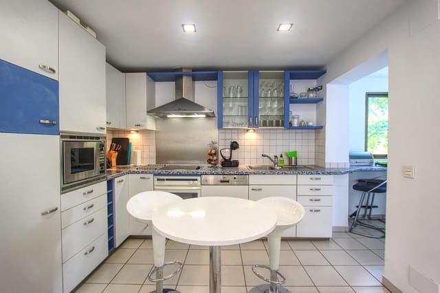 5 quarto Penthouse para venda em Elviria, Marbella com piscina - 990 000 € (Ref: 9833951)
