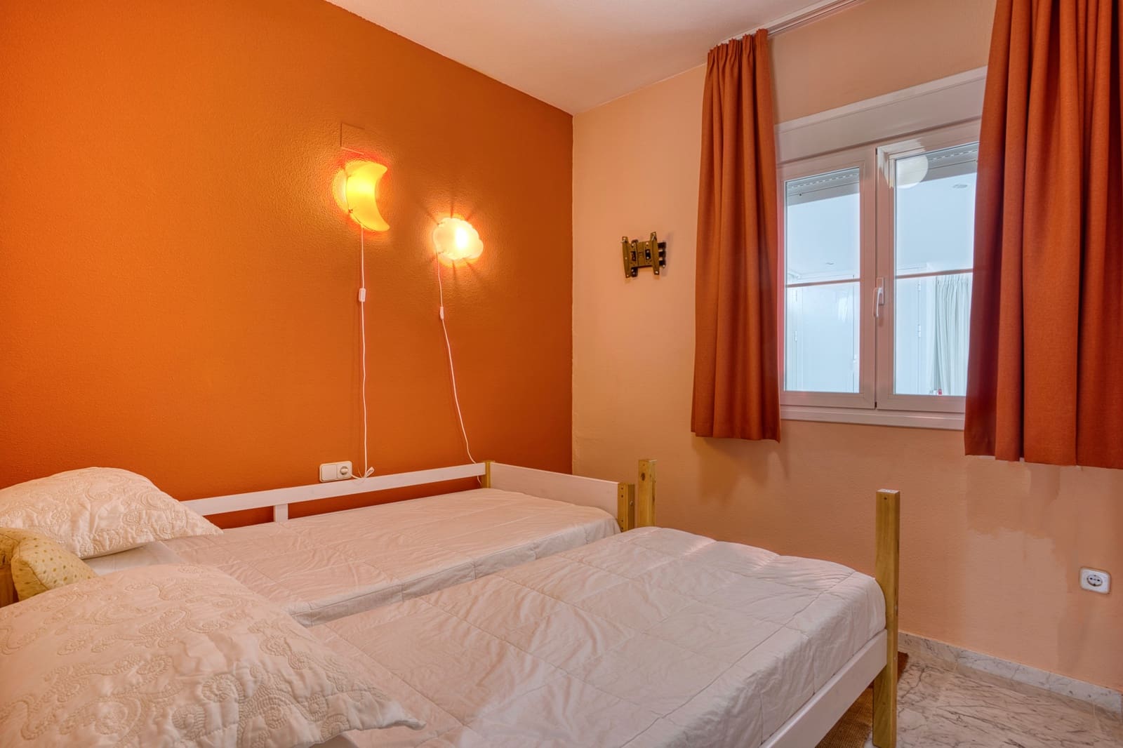 2 soverom Leilighet til salgs i Golden Mile med svømmebasseng garasje - € 695 000 (Ref: 9844049)