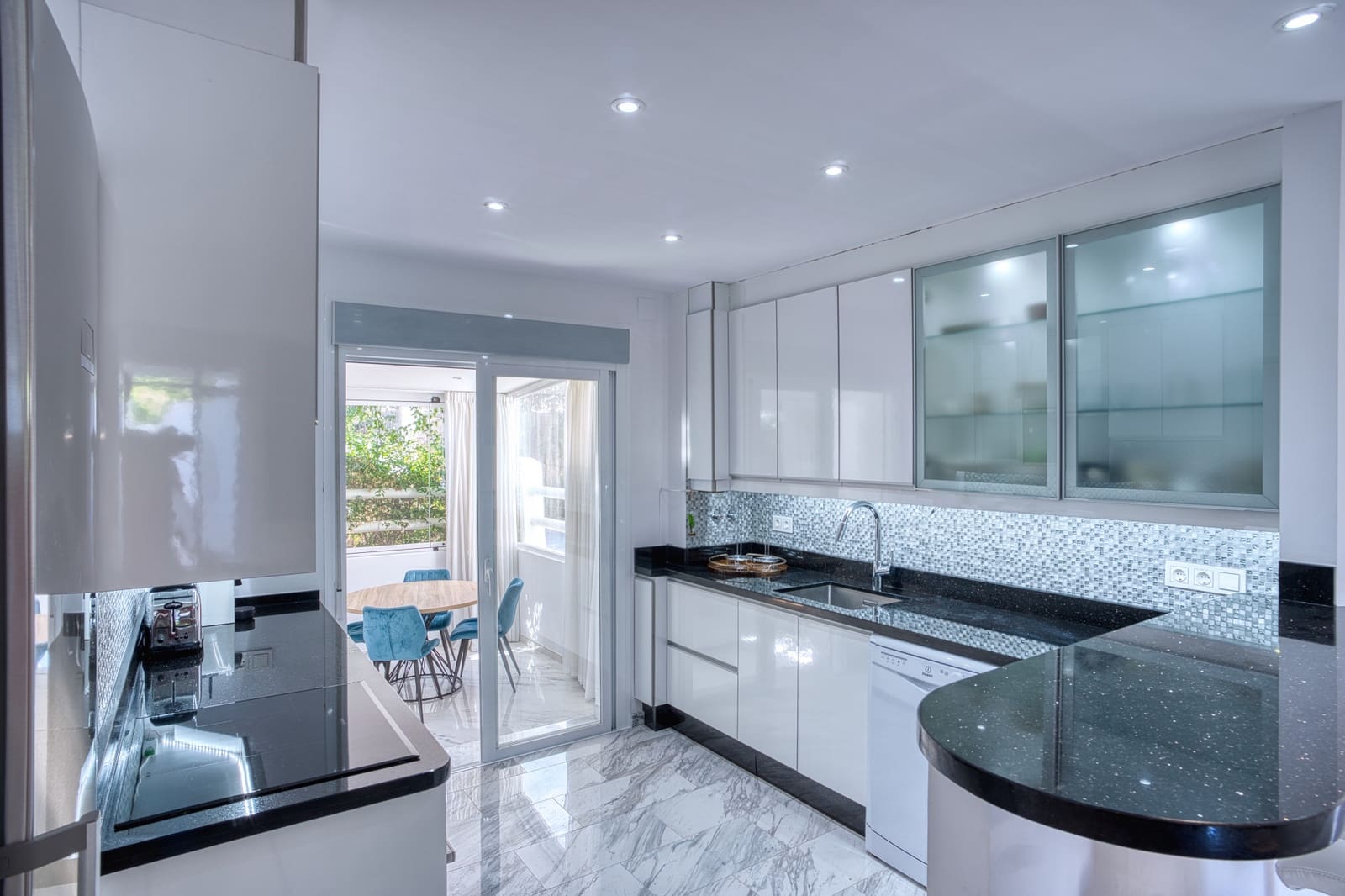 2 soverom Leilighet til salgs i Golden Mile med svømmebasseng garasje - € 695 000 (Ref: 9844049)