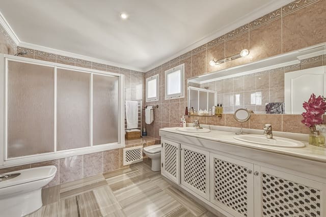 3 sypialnia Willa na sprzedaż w Bahía de Marbella, Marbella - 1 900 000 € (Ref: 9876861)