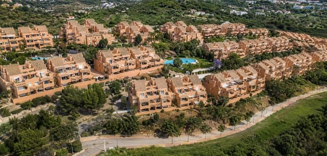 3 quarto Apartamento para arrendar em Elviria, Marbella com piscina garagem - 2 800 € (Ref: 9882183)