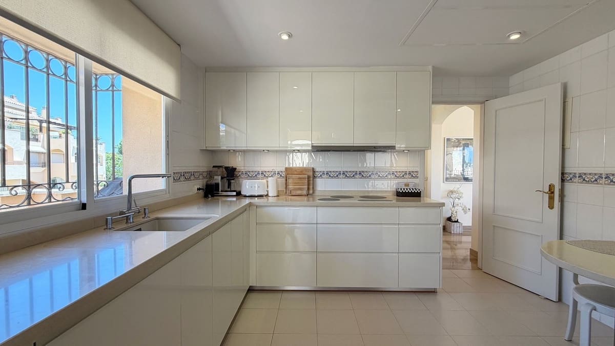 4 Zimmer Penthouse zu verkaufen in Elviria mit Pool Garage - 15.750.000 € (Ref: 9892917)