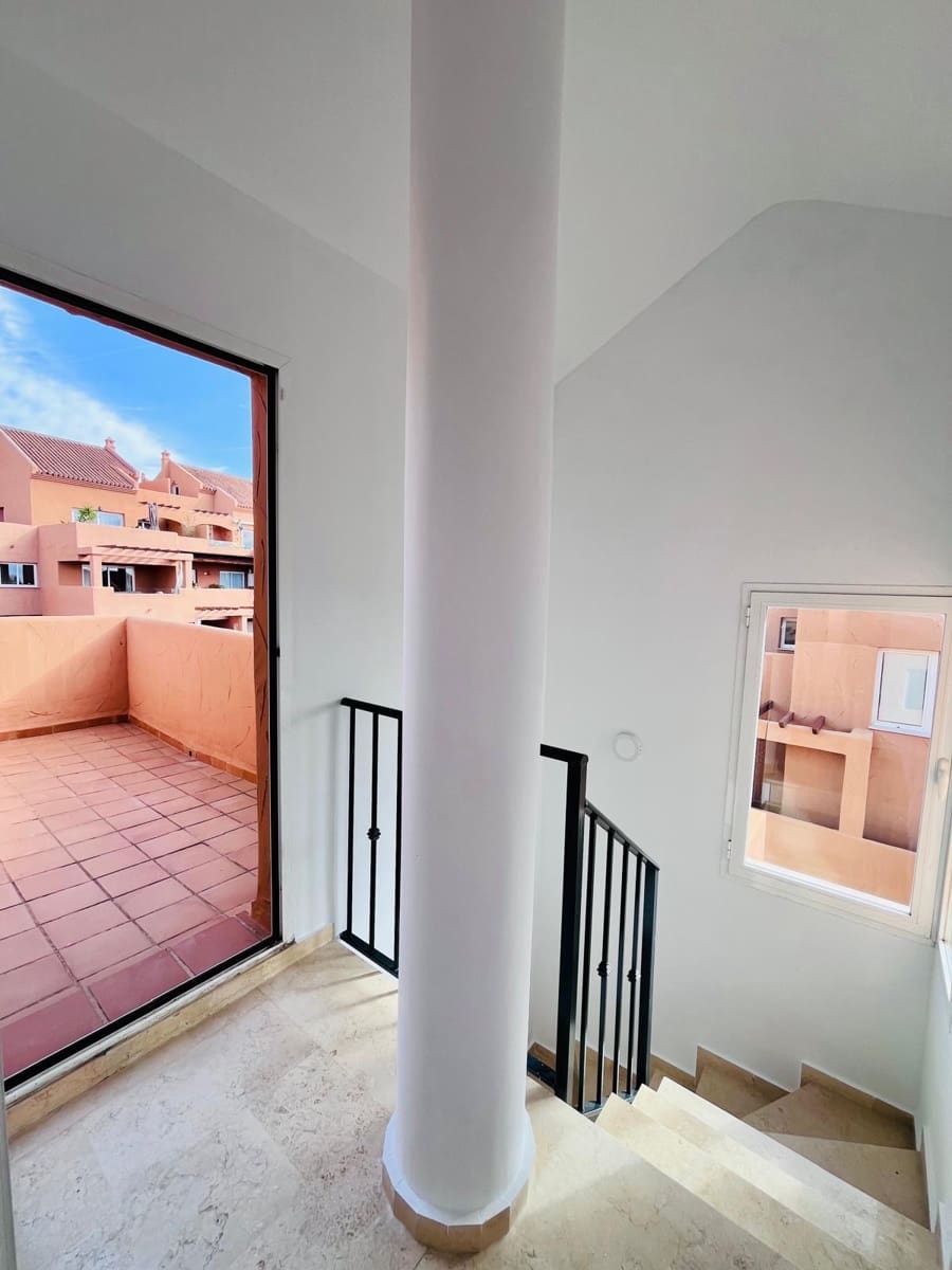 2 makuuhuone Kattohuoneisto myytävänä paikassa Elviria mukana uima-altaan - 435 000 € (Ref: 9928046)