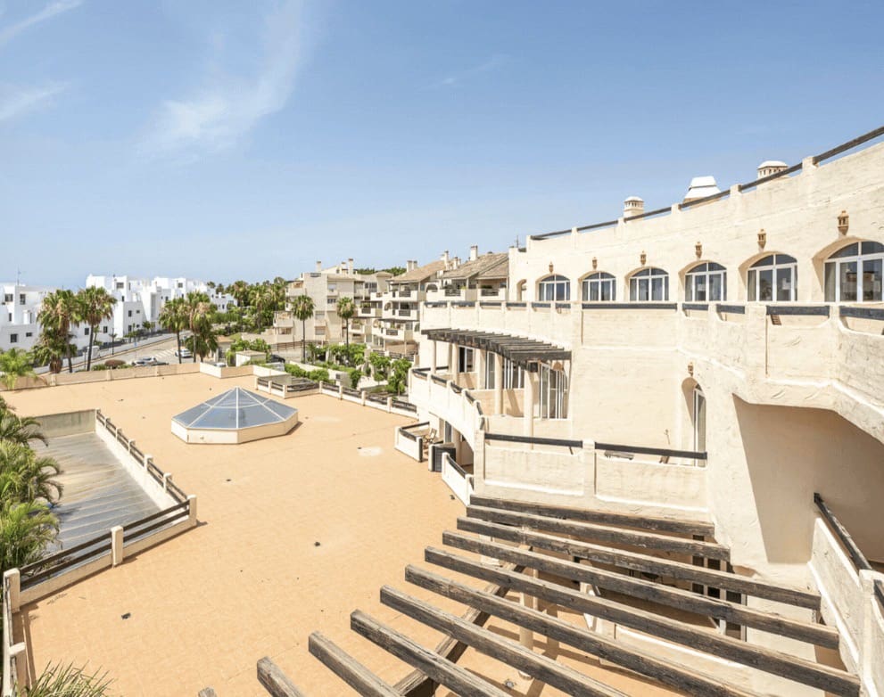 36 soveværelse Virksomhed til salg i Estepona med swimmingpool garage - € 7.500.000 (Ref: 9945954)