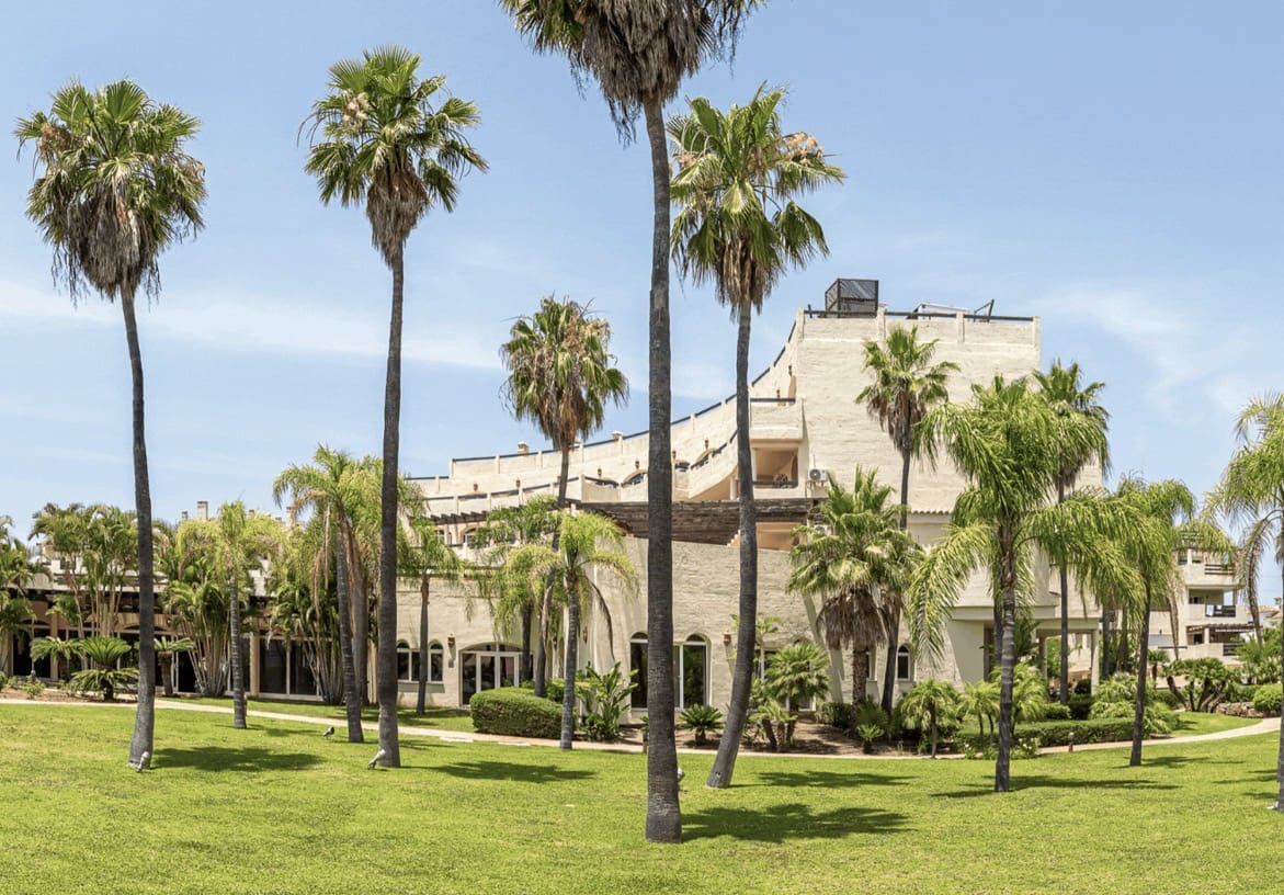 36 soveværelse Virksomhed til salg i Estepona med swimmingpool garage - € 7.500.000 (Ref: 9945954)