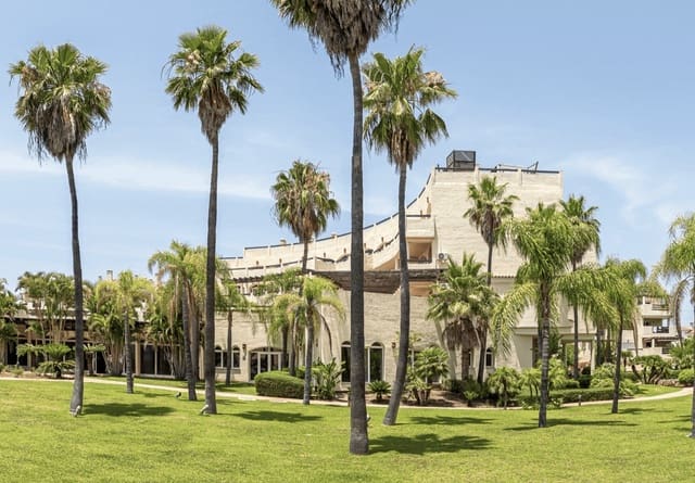 36 soveværelse Virksomhed til salg i Estepona med swimmingpool garage - € 7.500.000 (Ref: 9945954)