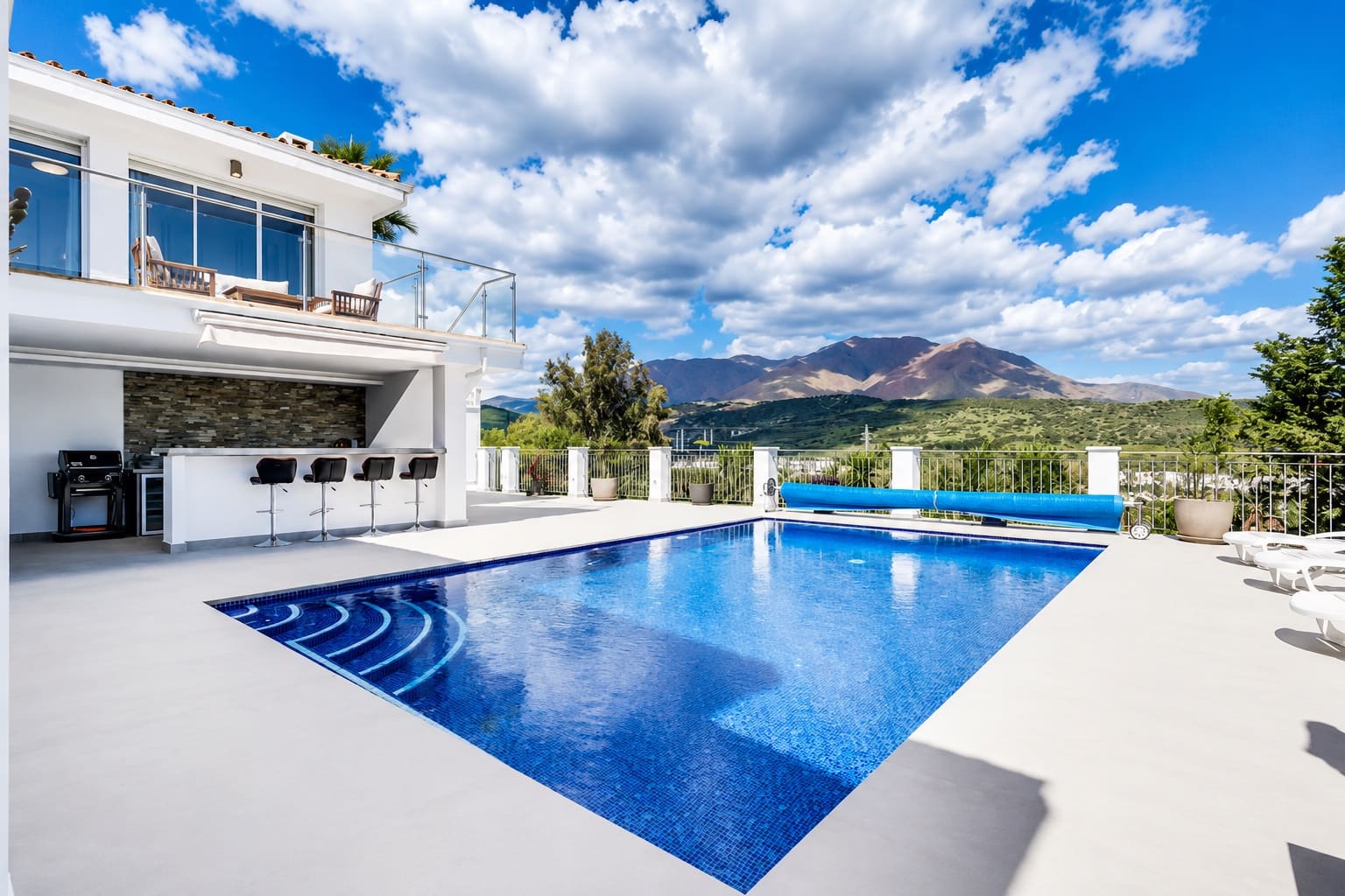 4 quarto Moradia para venda em Estepona com piscina garagem - 1 150 000 € (Ref: 9987070)
