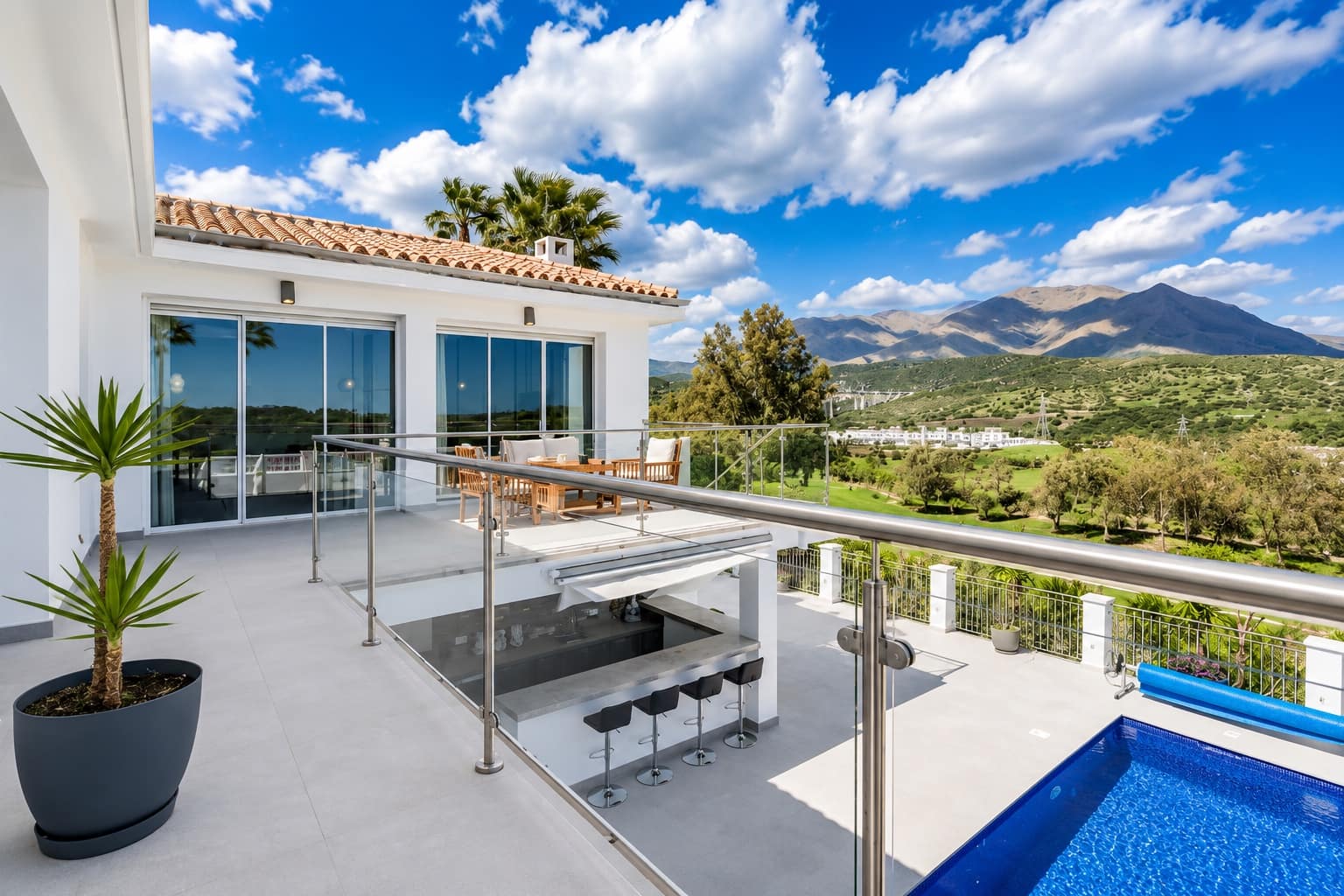 4 quarto Moradia para venda em Estepona com piscina garagem - 1 150 000 € (Ref: 9987070)